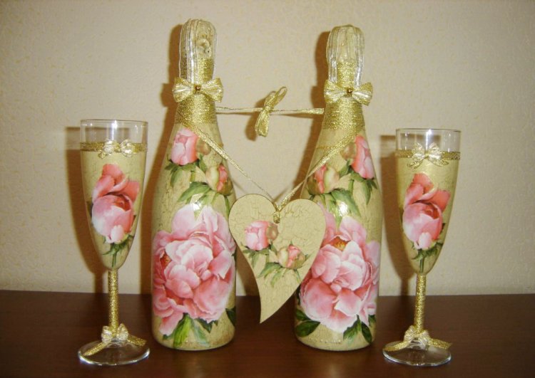 Çiçekli dekupaj tekniğini kullanarak düğün şişelerinin dekorasyonu