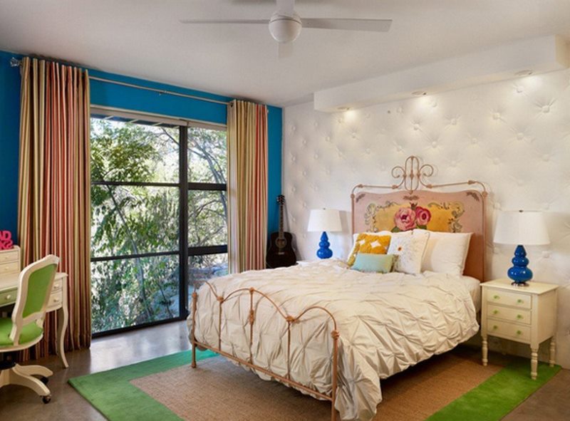 Ontwerp een slaapkamer in een gemengde stijl met heldere decoratie-elementen