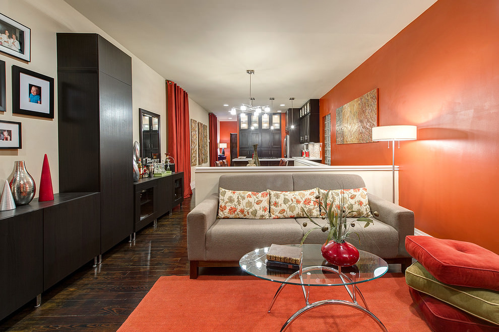 تصميم غرفة معيشة حديثة مع جدار برتقالي