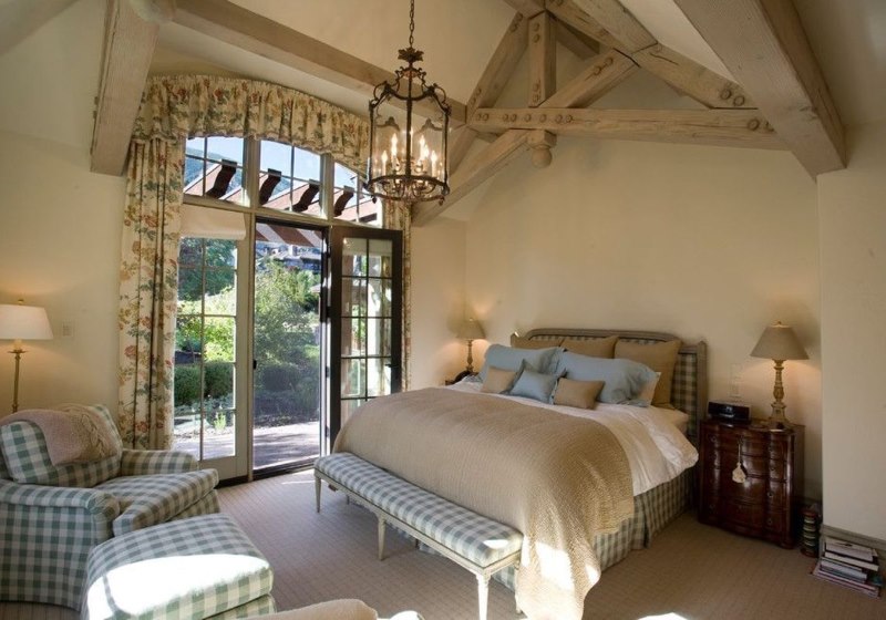 Provensálská rustikální ložnice s dřevěnými trámovými stropy