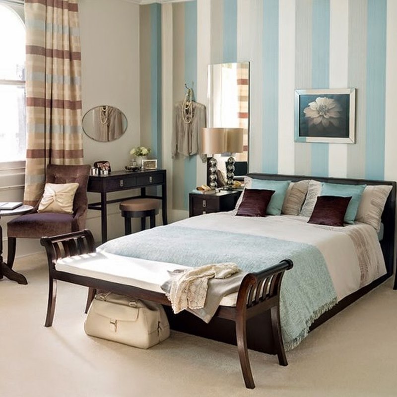 Interior dormitor cu mobilier frumos închis la culoare