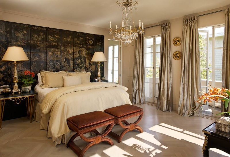 Mooie slaapkamer in oosterse stijl met sprookjeselementen