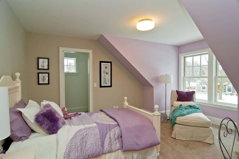 Bahagian dalam bilik tidur di nada beige digabungkan dengan lavender