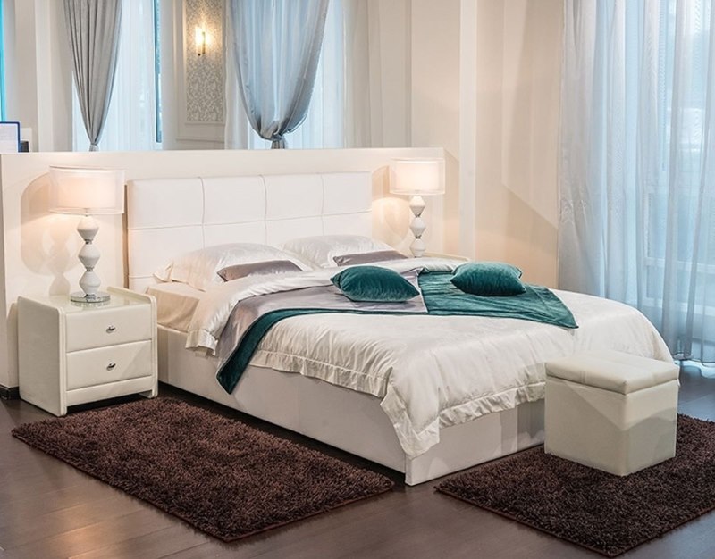 Interior dormitor pastel cu pat alb