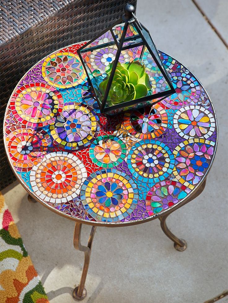 Mozaikinis kavos staliukas ant stalo
