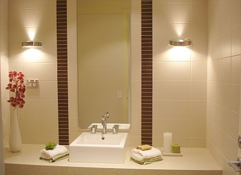 Lumini de perete lângă oglinda din baie