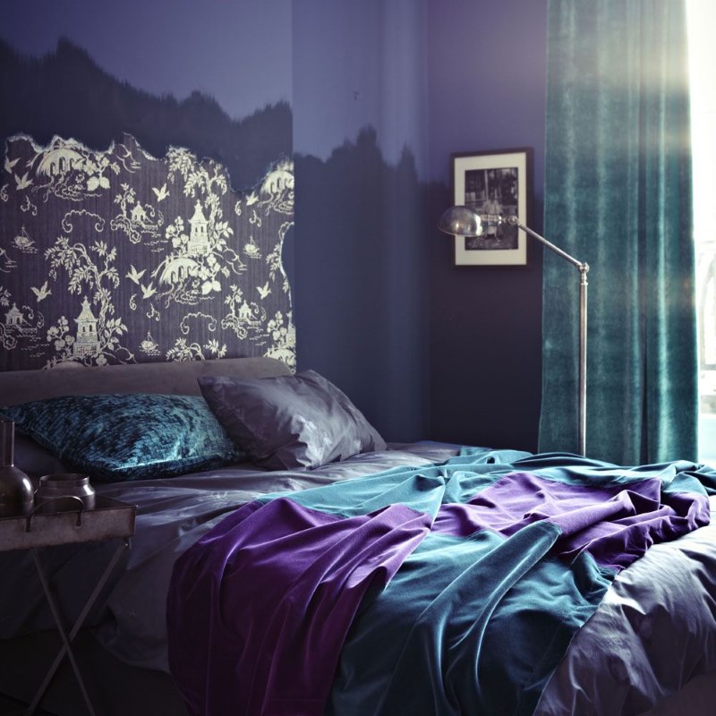Dormitor întunecat în nuanțe de albastru, turcoaz și lavandă