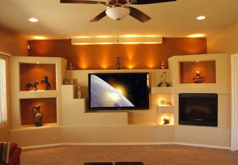 Výklenky s LED osvětlením ve zdi obývacího pokoje