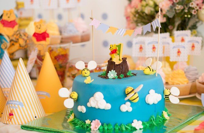 Dětský dort ve stylu Medvídka Pú k narozeninám dítěte