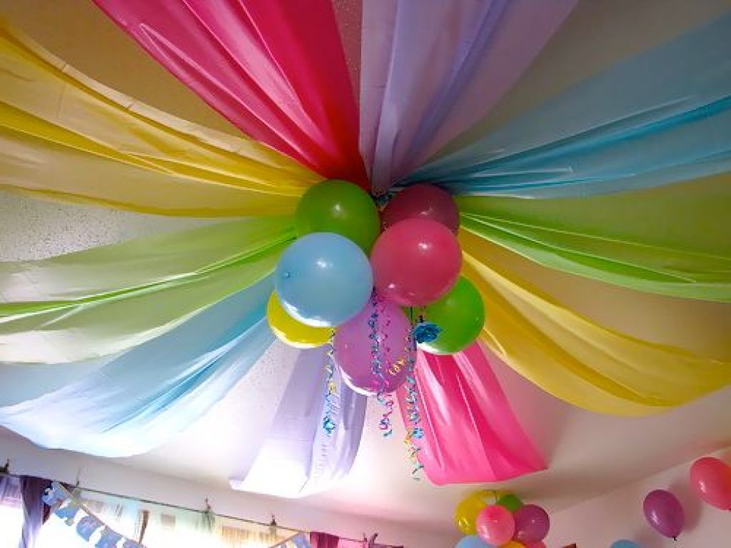 DIY-decoratie van het plafond in de kinderkamer met ballen en linten
