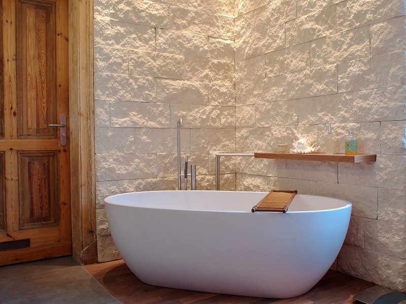 Tab mandi mesra alam moden dengan sentuhan minimalism