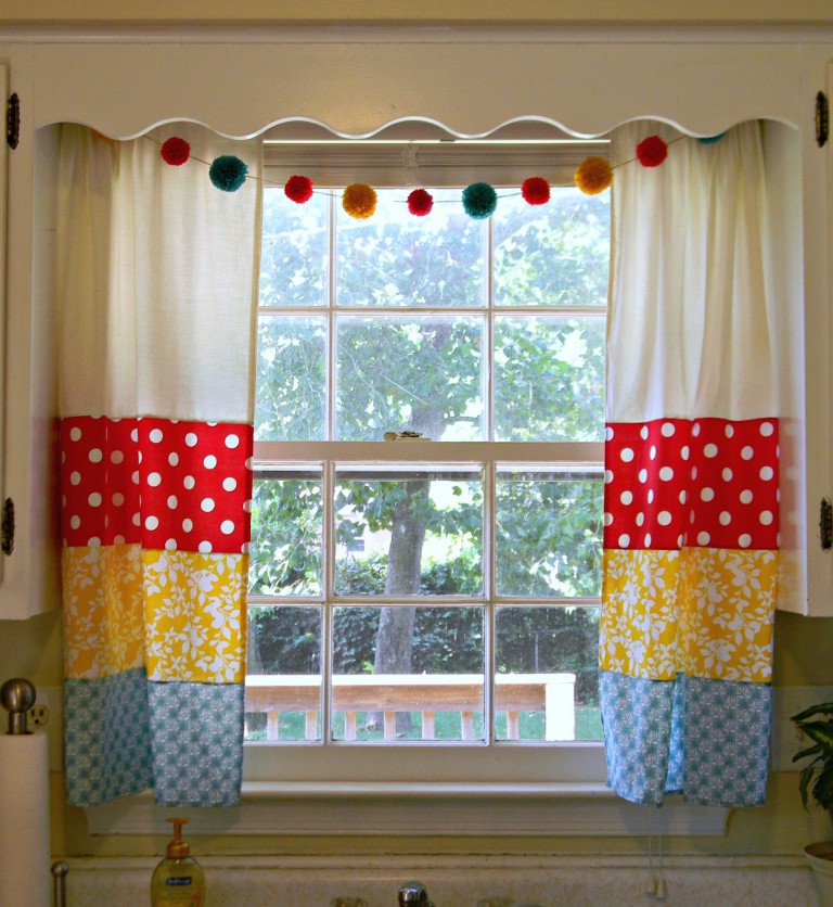 Tirai DIY untuk menghias tingkap dapur