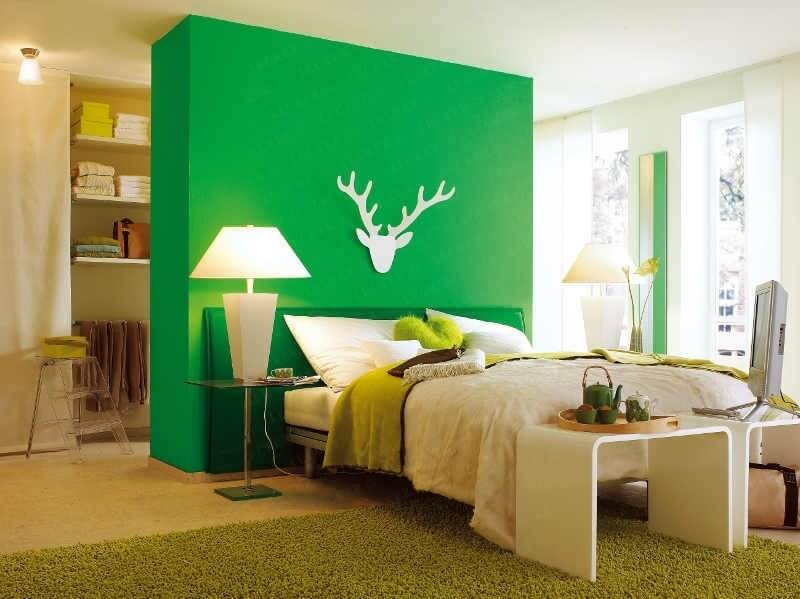 Groene kleur in het ontwerp van de slaapkamer