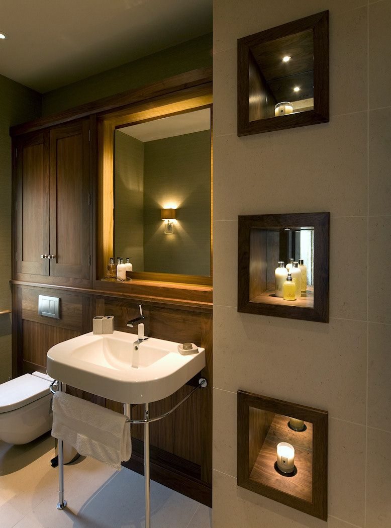 Apgaismotas spoguļu nišas vannas istabā