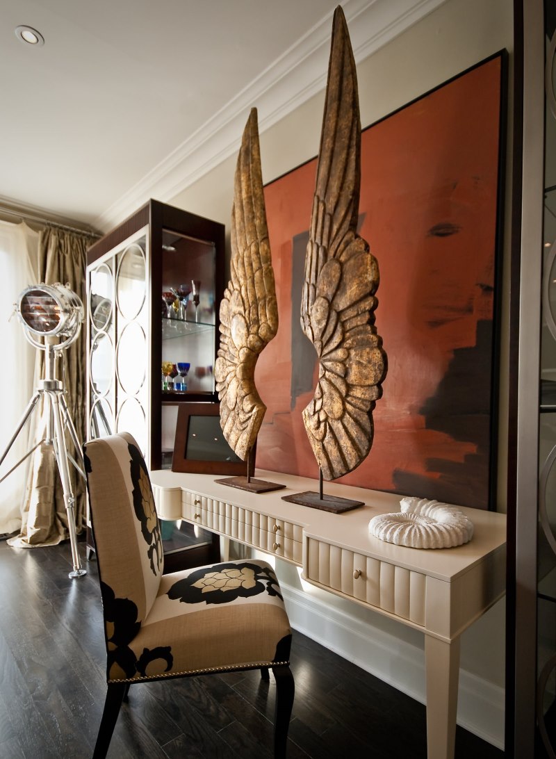 Sculptuur in de vorm van grote engelenvleugels als decor in de loftstijl