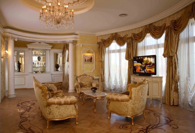 Foto no antīka stila klasiskās viesistabas interjera