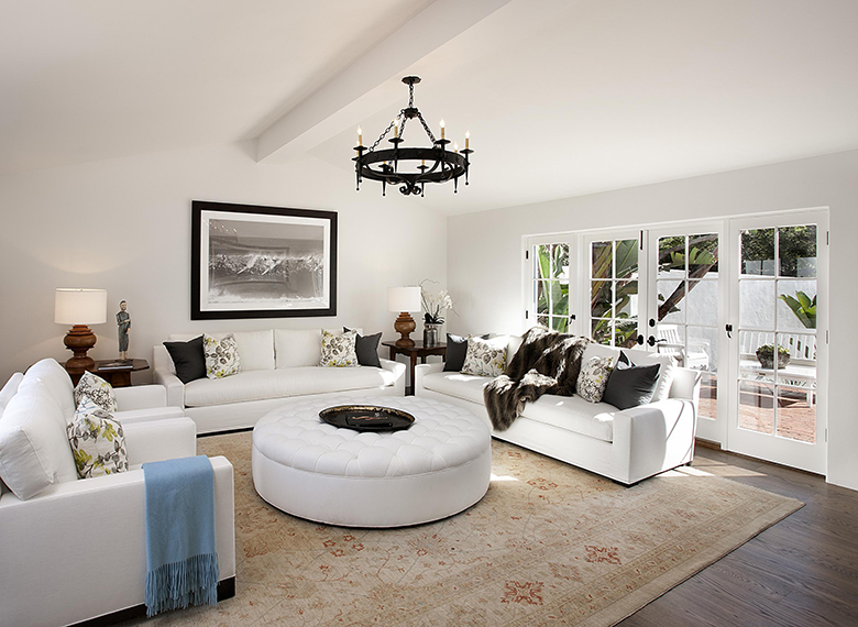 Interiorul unei frumoase sufragerii a unei case de țară în alb