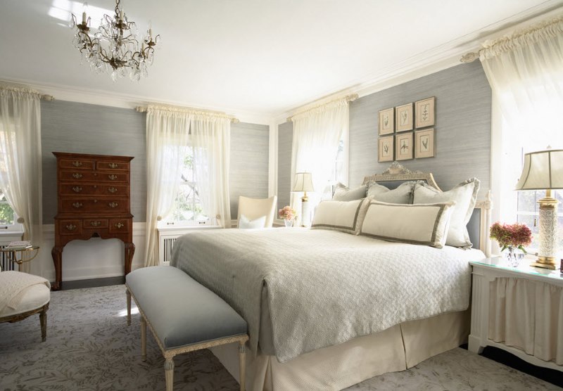 Textile în culori pastelate în decorarea unui dormitor clasic