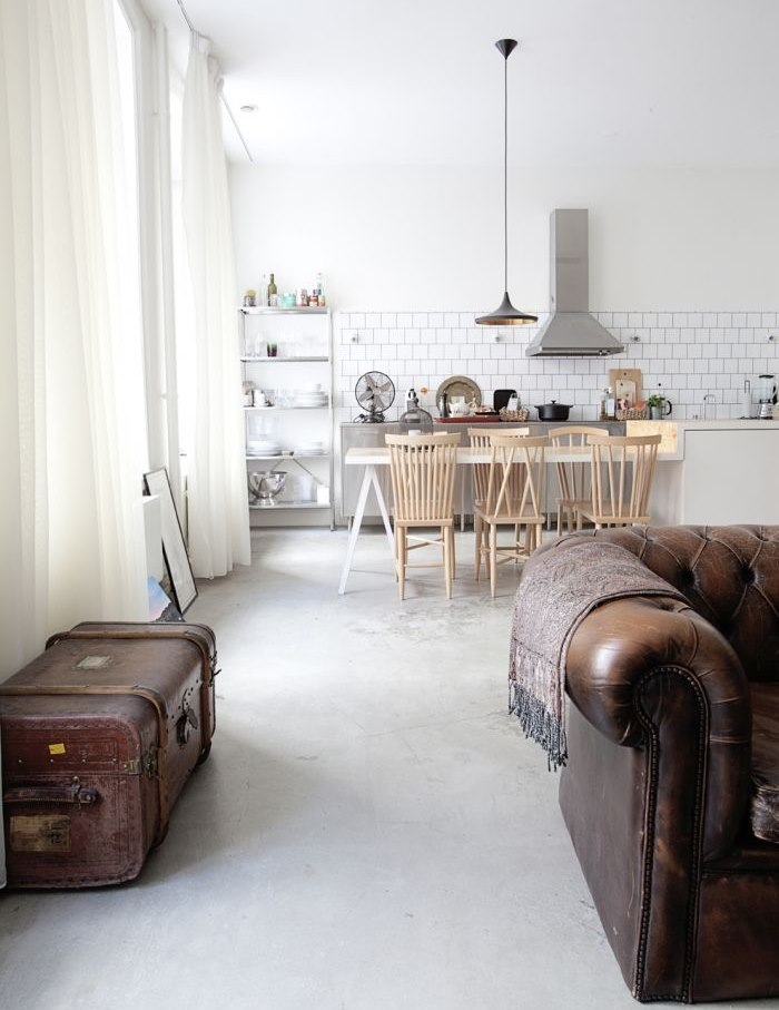 Navrhněte světlý obývací pokoj v odstínech bílé a hnědé
