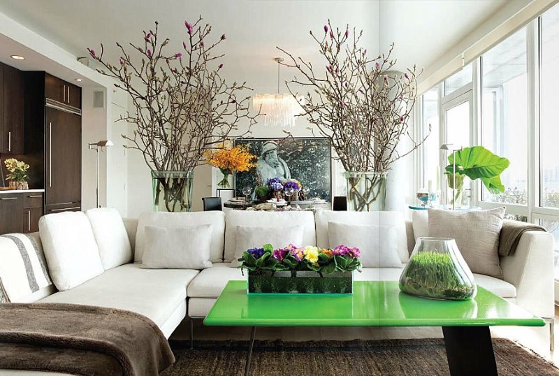 تصميم غرفة معيشة مشرقة مع أريكة زاوية بيضاء