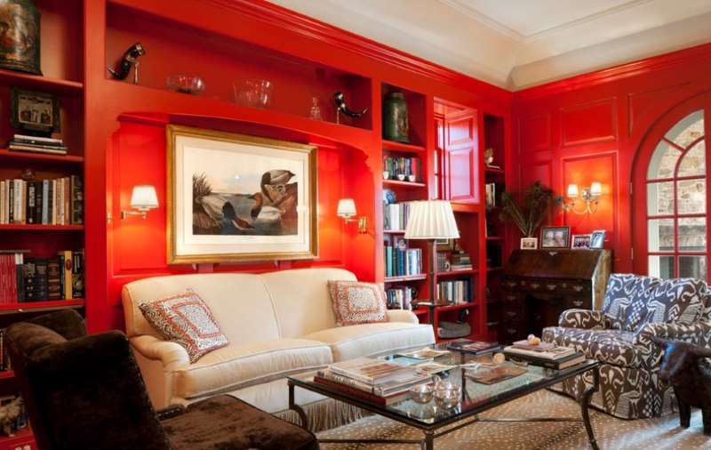 Бял диван на фона на червени стени в хола