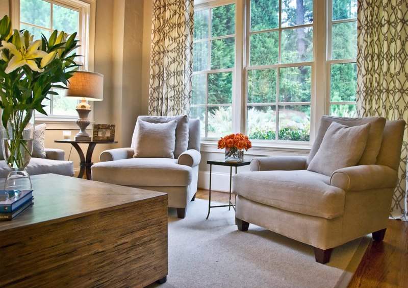 Smėlio spalvos minkšti foteliai neoklasicistiniame gyvenamajame kambaryje