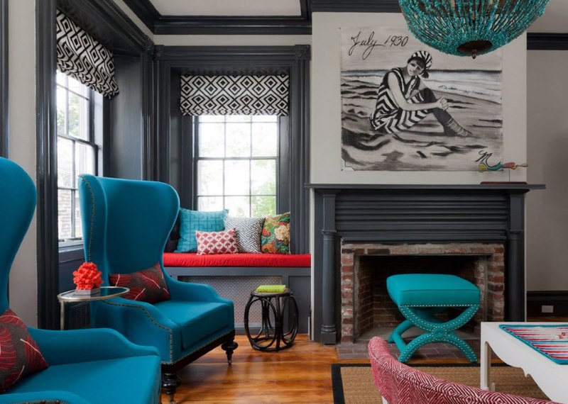 Kerusi dengan pelapis turquoise dan jalur bantal merah sempit di atas sofa
