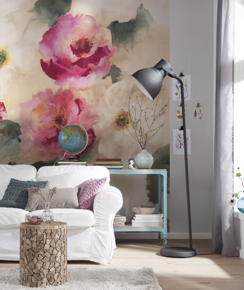 Velké květiny na tapetu v moderním obývacím pokoji