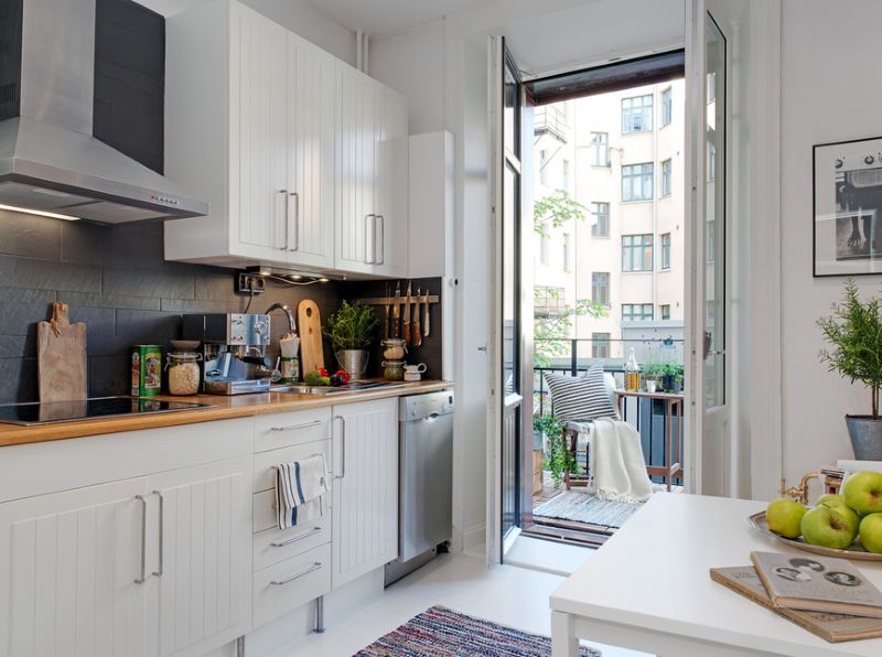 Design kuchyně s bílou sadou a dveře na balkon