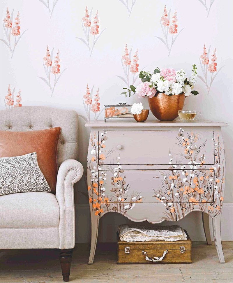 Meja sisi katil dengan bunga dan bunga dicat pada kertas dinding
