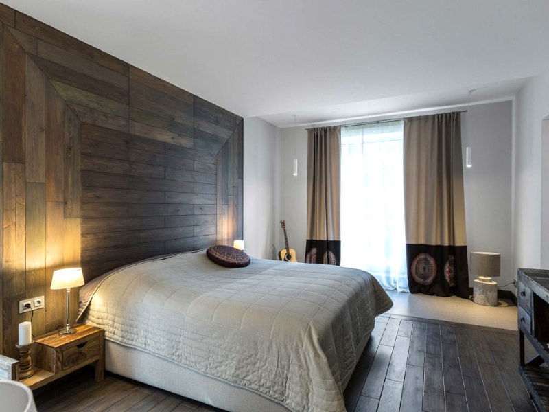 Sienas rotājums aiz gultas galvas ar koku mūsdienu stila guļamistabā
