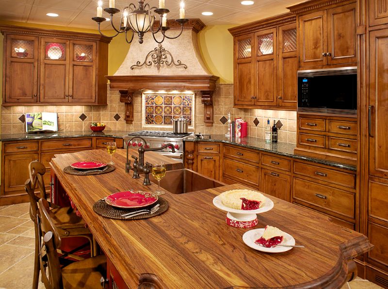 Interiér kuchyně s dřevěným nábytkem