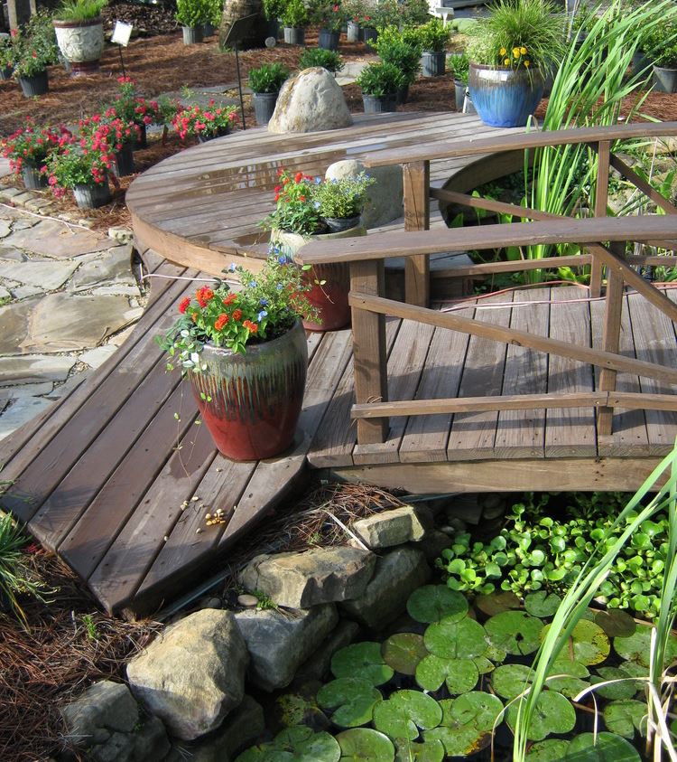 Do-it-yourself podul de grădină printr-un iaz artificial