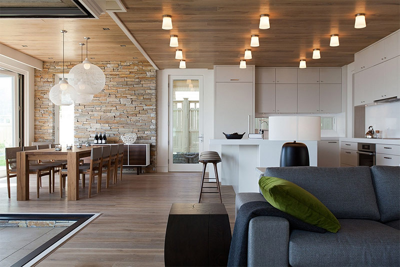 Using natural wood to decorate a ceiling in a contemporary style