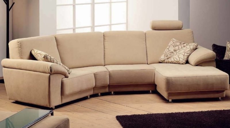 Sofa tan dengan upholsteri domba