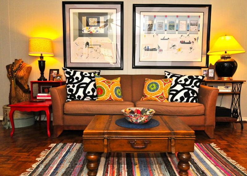 Canapea bronzată în sufrageria în stil marocan