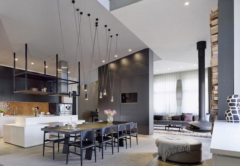 Prostrani suvremeni sivi salon u suvremenom stilu