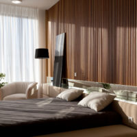 Zidna dekoracija u spavaćoj sobi s drvenim letvama
