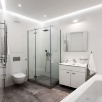 Minimālisma balts vannas istabas interjers