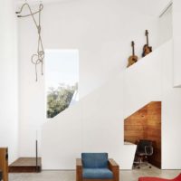 Tangga ke tingkat dua rumah persendirian dengan semangat minimalisme
