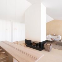 Minimalistinio stiliaus židinys gyvenamojo namo gyvenamajame kambaryje