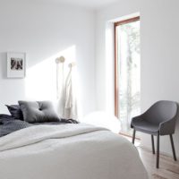 Tekstilė minimalistinio stiliaus sodybos miegamajame