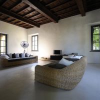 Мебели от ратан в хола на частна къща