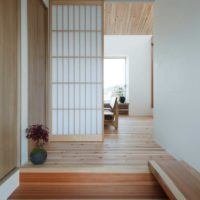 Интериорът на коридора в стила на японския минимализъм