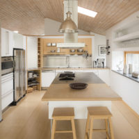 Модерен интериор на кухнята-хол на частна къща