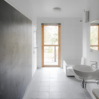 Interior minimalist în baia unei case de țară