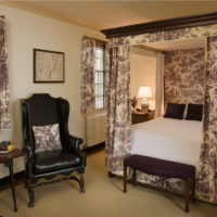 Цветен текстил в дизайна на класическа спалня