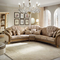 Kampinė sofa klasikinio stiliaus gyvenamajame kambaryje