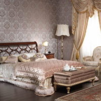 Lămpi pe noptiere în dormitorul în stil clasic