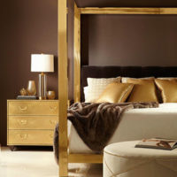 Zelta un brūna kombinācija guļamistabas dizainā